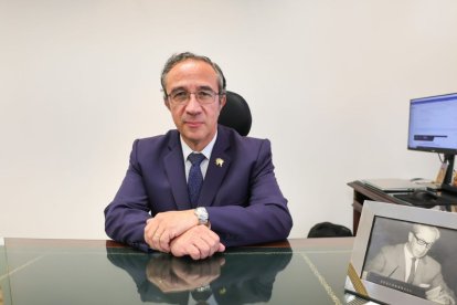 Ingeniero Comercial y MBA, Ponce combina formación académica con amplia experiencia institucional en el BCE.