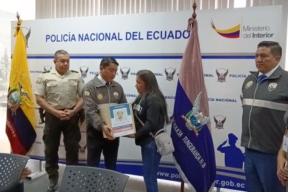 La hija de Segundo Torres recibe en sus manos los restos de su padre después de dos décadas de incertidumbre.