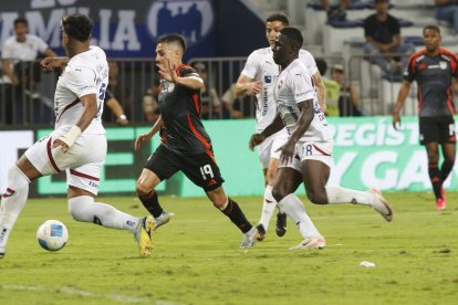 Emelec cayó 2-1 en casa contra Liga de Quito en la semifinal (ida) de la Copa Ecuador.
