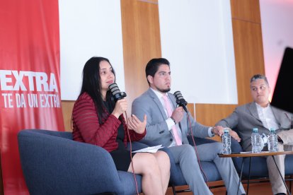 Verónica Gómez (i), junto al moderador del conversatorio Antonio Romero (c) y el abogado Diego Bastidas (d).