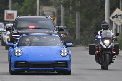 Daniel Noboa saludó a sus simpatizantes mientras iba a votar en un carro de lujo.