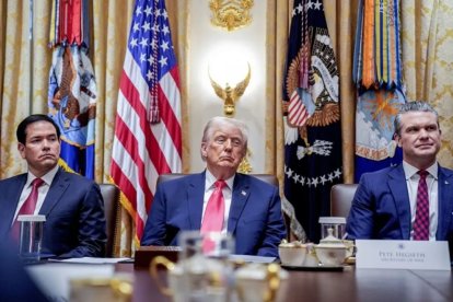 El presidente de EE.UU., Donald Trump (c), junto a su secretario de Estado, Marco Rubio (i), y el jefe del Pentágono, Pete Hegseth (d).