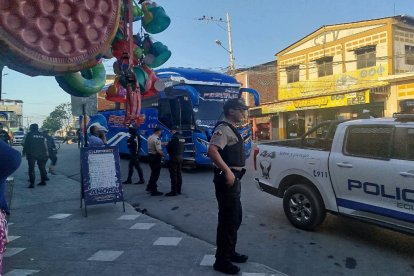 Policía Nacional y agentes de Criminalística en el lugar del ataque armado dentro de un bus en Playas.