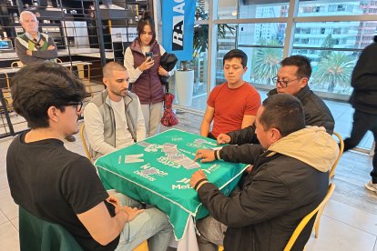 Matthew Heiss (i), frente a Javier Montero durante una de las partidas del Mundial de 40.