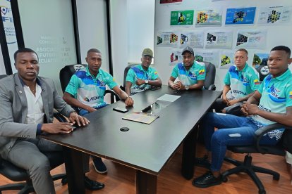 Carlos Tenorio (i) asesora a jugadores que fueron a declarar en Fiscalía