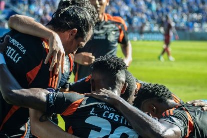 Emelec enfrenta a Liga de Quito en el Rodrigo Paz.