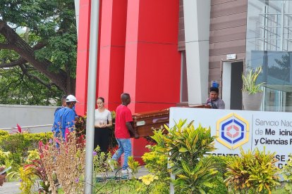 Los cuerpos eran retirados del Centro Forense, donde las familias aguardaban respuestas.





ag - periodista

ag - granasa