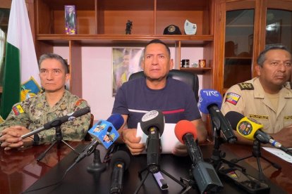 “El gobernador Juan Jaramillo, junto a altos mandos militares y policiales, durante la rueda de prensa de este miércoles en Esmeraldas.