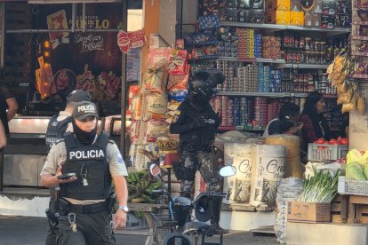 Al menos siete disparos le propinaron a la mujer. Criminalística  levantó los indicios.