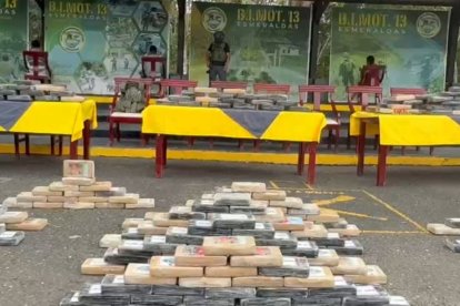 “Más de una tonelada de cocaína incautada en Muisne fue presentada como evidencia, bajo custodia de personal militar durante el operativo conjunto.
