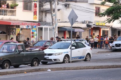 La Policía Nacional cercó la escena del crimen en la avenida Parra Velasco.