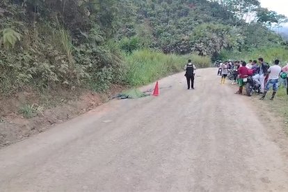 Un agente de la Policía Nacional resguarda la escena donde fue hallado el cuerpo de un hombre asesinado en la Loma del Cóndor, zona rural de Quinindé.