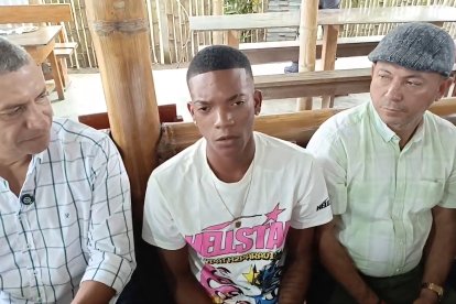 Alexander Reasco, junto a autoridades de Quinindé, recibe el reconocimiento público antes de su viaje a España para integrarse al Cádiz C.F.