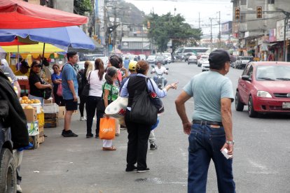 En la avenida Samuel Cisneros, centro de Durán, algunos usuarios esperaban por una unidad de la línea 18.