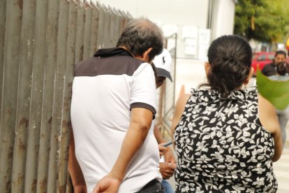Familiares de la joven madre acudieron al laboratorio de Criminalística este jueves para retirar el cadáver.