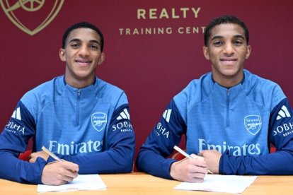 Holger y Edwin firmaron el acuerdo para su próxima llegada a Arsenal de la Premier Leaguae.