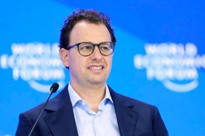 Amodei, cofundador de Anthropic, alerta sobre la incertidumbre en inversiones masivas en inteligencia artificial.