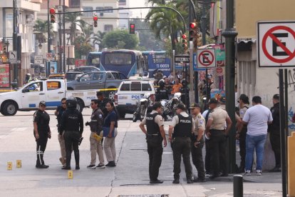 Policías acudieron al sitio para recabar datos, recoger indicios balísticos y retirar el cuerpo.