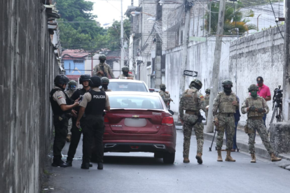 Agentes policiales resguardan la escena.