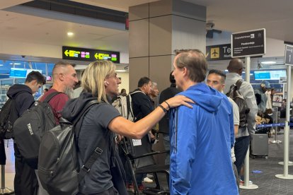 El seleccionador de Ecuador, Sebastián Beccacece (i), coincidió en el aeropuerto de Panamá con varios periodistas.
