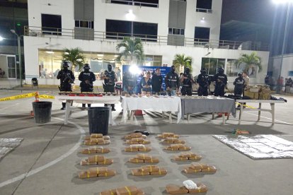 La Policía presentó a dos aprehendidos y varias evidencias como droga, municiones y armas de largo alcance