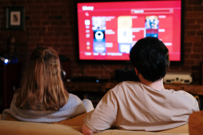 Espectadores siguiendo contenido en pantalla mientras el streaming entra en una nueva etapa.