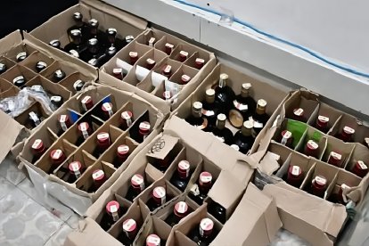 El licor adulterado contaba con sellos del Senae y SRI falsificados.