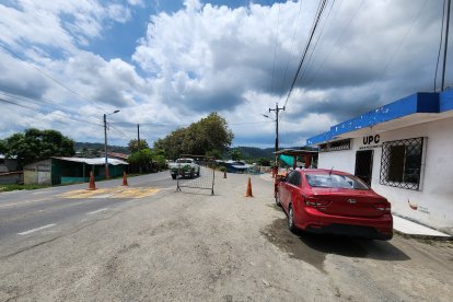 Punto de control en la vía principal de San Mateo, cerca del ingreso a la planta de agua, donde fue asesinado el mototaxista Jixon Méndez.