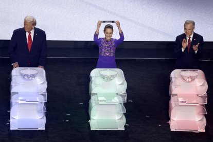 WASHINGTON (United States), 05/12/2025.- (From L) US President Donald Trump, Mexican President Claudia Sheinbaum and Canadian Prime Minister Mark Carney draw the balls for the three co-host countries during the FIFA World Cup 2026 Final Draw at the Kennedy Center in Washington DC, USA, 05 December 2025. (Mundial de Fútbol) EFE/EPA/SHAWN THEW