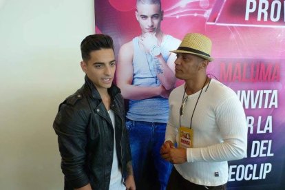 Luis Ruales junto a un joven Maluma, a quien entrevistó durante una visita a Ecuador.