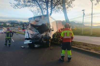 Un camión quedó destrozado tras el violento choque.