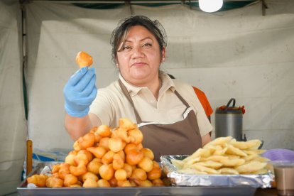 Los buñuelos son entre los dulces más buscados en los mercados de Ambato por la temporada de diciembre.