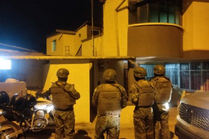 Policías y militares ejecutaron tres allanamientos y lograron la captura de cinco sospechosos relacionados con el grupo delictivo Los Lobos.