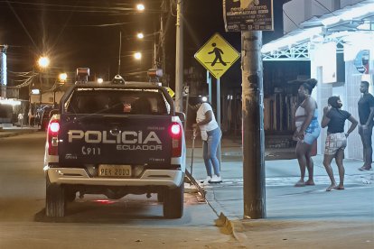 Vecinos limpian los rastros de sangre en la vereda donde ocurrió el ataque armado en San Rafael, mientras la Policía resguarda la zona.