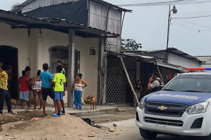 Vecinos del barrio San Ramón observan consternados la intervención policial tras el asesinato de un joven en La Unión, Quinindé.