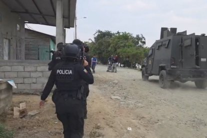 Policías y militares se desplegaron por tierra, agua y aire en el cantón ferroviario.