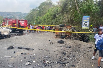 Escena del accidente en la vía E-20, sector Wínchele, donde dos vehículos colisionaron violentamente, dejando dos fallecidos y varios daños materiales.