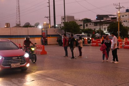 Paúl hizo la maniobra mientras se sostenía con la otra muleta.