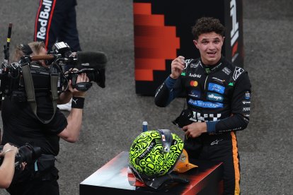 El piloto de McLaren, Lando Norris, celebra el título de la Fórmula Uno luego del Circuito en Abu Dhabi Grand Prix.
