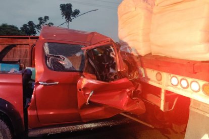 La camioneta se impactó con un camión, en la vía Balzar - El Empalme, Guayas.