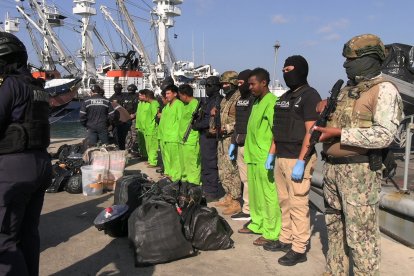 Siete hombres fueron aprehendidos con más de 4 toneladas de cocaína a 400 millas naúticas de Manta