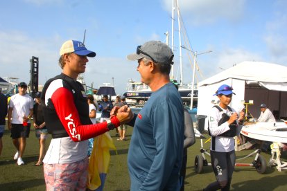 Los fanáticos felicitaban a Tadas Koreiva, el ecuatoriano que se proclamó campeón mundial juvenil.