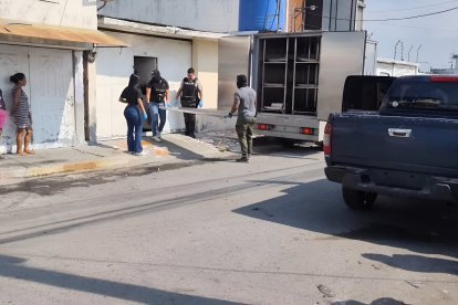 Agentes de Criminalística y Dinased trasladan el cuerpo sin vida de Baldomero Bazán Bone, asesinado en su vivienda del barrio Vista al Mar, Esmeraldas.