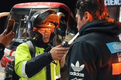 Los pasajeros del bus fueron quienes denunciaron que el conductor estaba ‘pluto’.