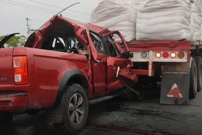 La camioneta quedó incrustada en la parte posterior del camión.
