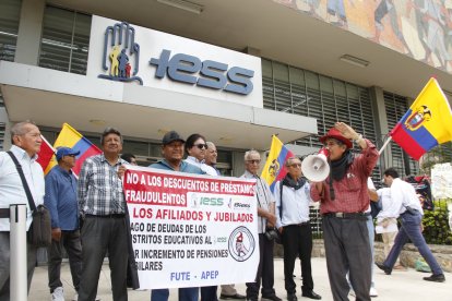 Un plantón fue realizado el 25 de noviembre en los exteriores del IESS en Guayaquil.