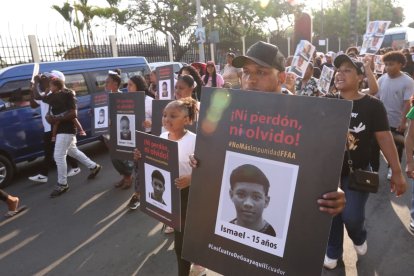 Una procesión acompañó a las familias desde sus viviendas en Las Malvinas hasta el lugar del evento