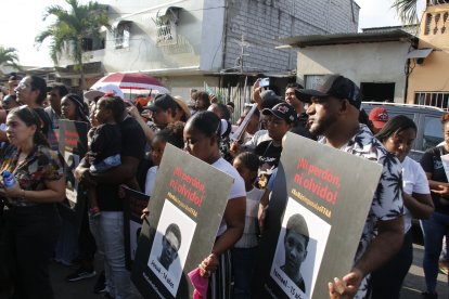 La marcha realizada ayer reunió a los padres de los menores, acompañados de amigos y organizaciones. Salieron desde la Casa Comuna de Las Malvinas.