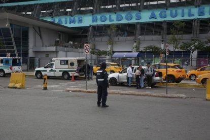 Guardias agredieron a equipos periodísticos en el Terminal Terrestre.