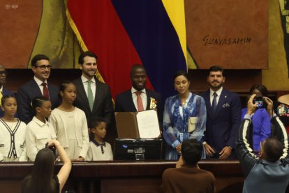 El presidente de la Asamblea Nacional, Niels Olsen, condecora al futbolista Enner Valencia en el pleno legislativo.